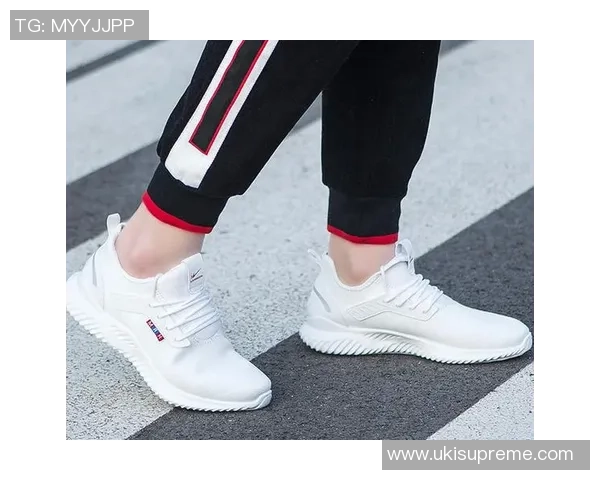 足球明星白鞋时尚搭配全景展示让你领略球场风采与潮流魅力